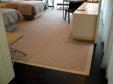 絨毯とフローリングを巧みに使い分けた床