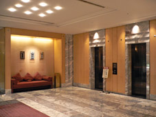 石造りのエレベータホール