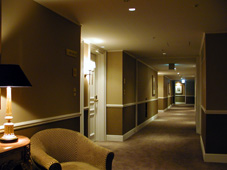 本館の客室階廊下