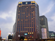 横浜駅前に位置するホテルの外観