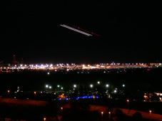 客室の窓から見る空港の夜景