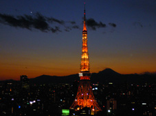 ロビーから見る東京タワーの夕景