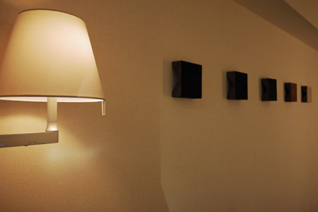 壁の装飾とライト