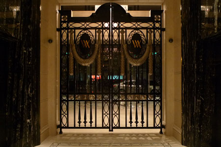 エレベータホールの門
